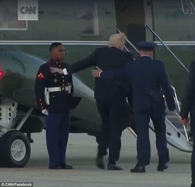 Cận cảnh khoảnh khắc hiếm thấy của &ocirc;ng Donald Trump - Ảnh 3.