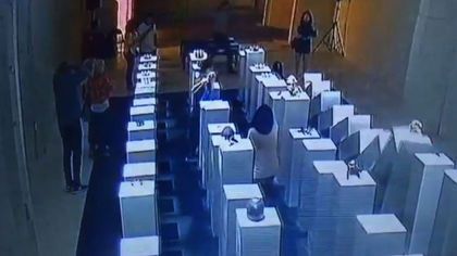 Du kh&aacute;ch chụp &ldquo;tự sướng&rdquo;, ti&ecirc;u tan 200.000 USD - Ảnh 1.