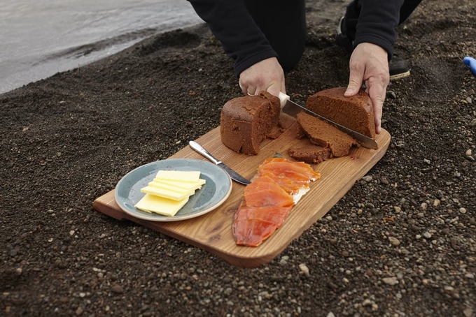 B&aacute;nh m&igrave; nướng dưới l&ograve;ng đất ở Iceland - Ảnh 2.