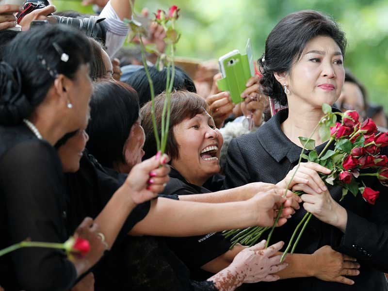 Bà Yingluck bị đóng băng hơn chục tài khoản