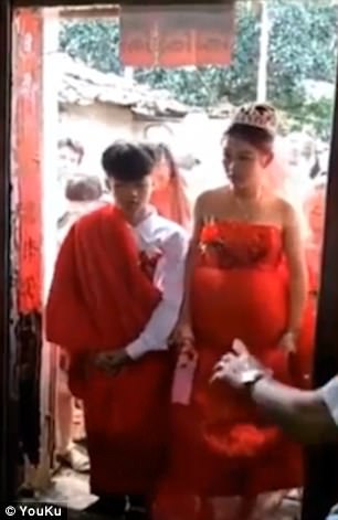 Cô dâu 13 tuổi ôm bụng bầu làm đám cưới gây sốt