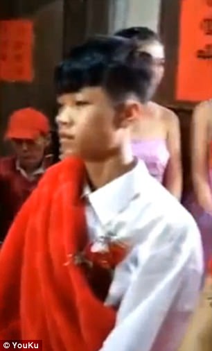 Cô dâu 13 tuổi ôm bụng bầu làm đám cưới gây sốt - Ảnh 4.