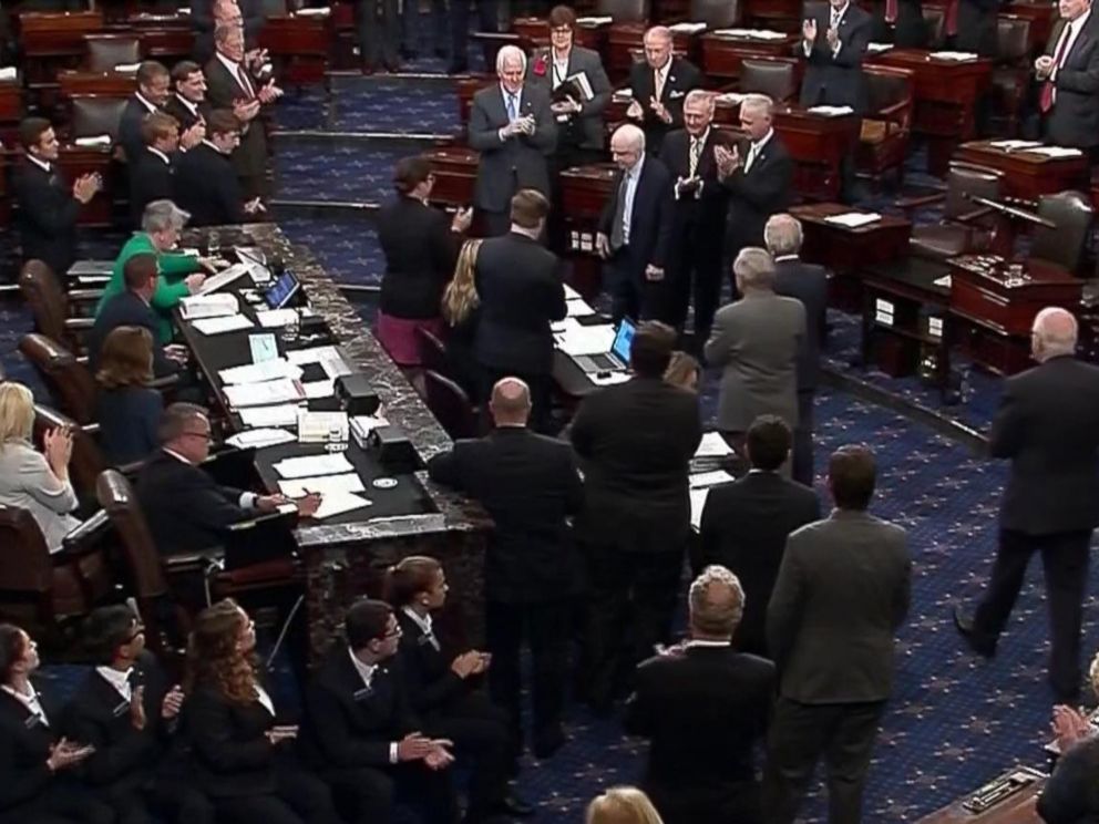 Dự luật thay Obamacare đạt kỳ tích, tổng thống Mỹ cảm ơn ông McCain