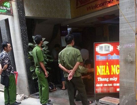 Vào nhà nghỉ cùng 4 người đàn ông, cô gái chết bất thường