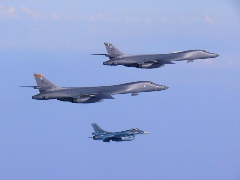Mỹ điều 2 oanh tạc cơ B-1B kèm thông điệp "dằn mặt" Triều Tiên