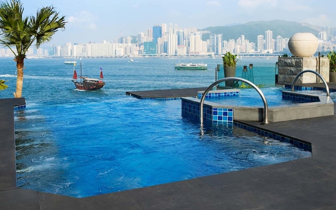 10 kh&aacute;ch sạn c&oacute; bể bơi s&acirc;n thượng đẹp nhất  - Ảnh 1.