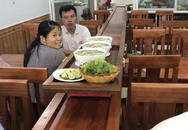 Qu&aacute;n phở lạ nhất Việt Nam: Phở tự chạy ra mời kh&aacute;ch! - Ảnh 2.
