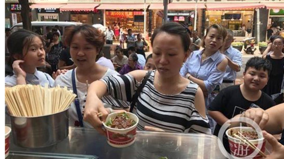T&igrave;m được nhẫn cầu h&ocirc;n, doanh nh&acirc;n đ&atilde;i h&agrave;ng ng&agrave;n người ăn m&igrave; - Ảnh 1.