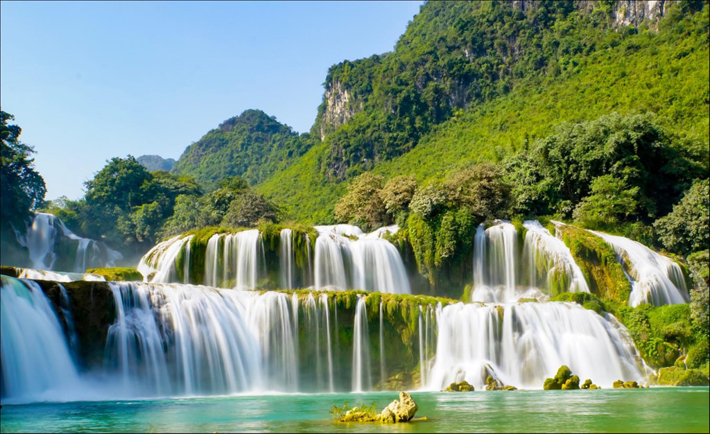 Những th&aacute;c nước h&ugrave;ng vĩ đến kh&oacute; tin ở Việt Nam - Ảnh 2.