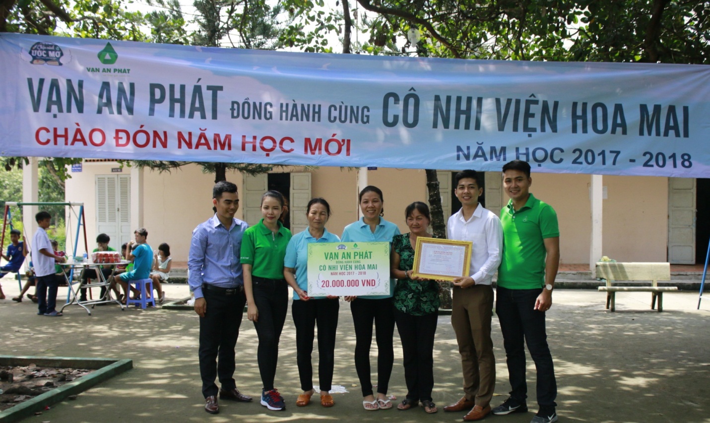 Vạn An Phát giúp đỡ trẻ em cô nhi viện đầu năm học mới