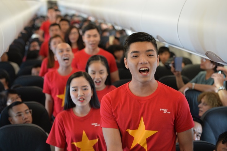 Mừng Tết Độc lập, khách Vietjet được nhận quà và cùng hát acapella - Ảnh 3.
