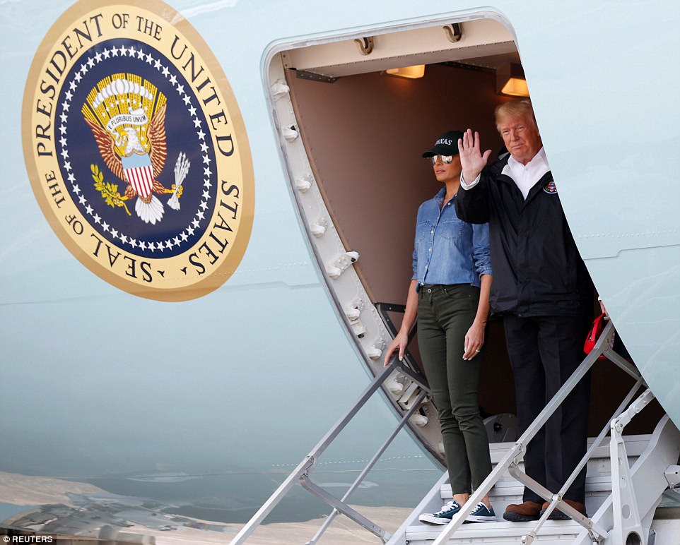 Quay lại Texas, &ocirc;ng Donald Trump ch&uacute;c nạn nh&acirc;n b&atilde;o thời gian tốt l&agrave;nh - Ảnh 1.