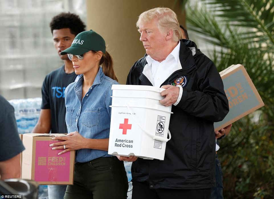 Quay lại Texas, ông Donald Trump chúc nạn nhân bão "thời gian tốt lành"