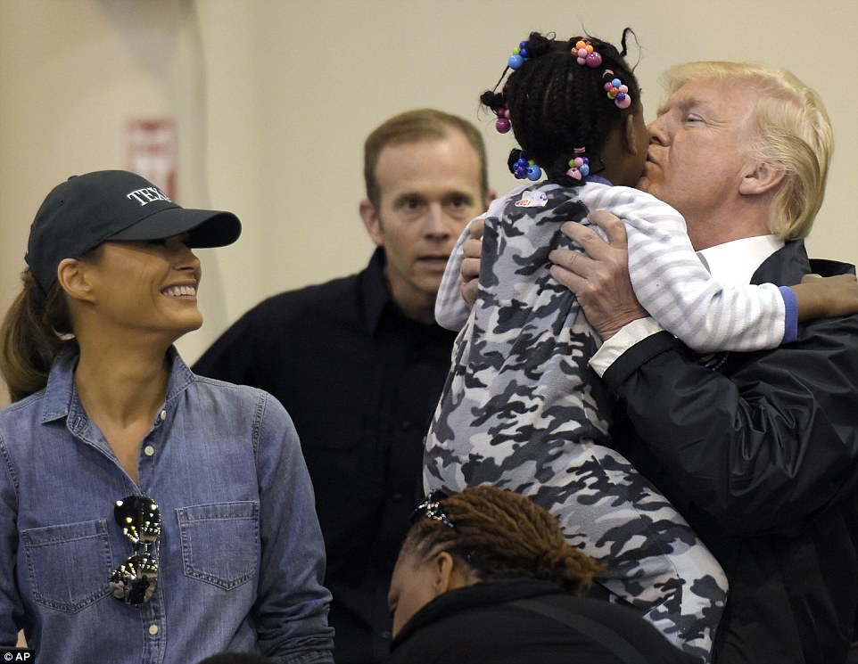 Quay lại Texas, &ocirc;ng Donald Trump ch&uacute;c nạn nh&acirc;n b&atilde;o thời gian tốt l&agrave;nh - Ảnh 3.