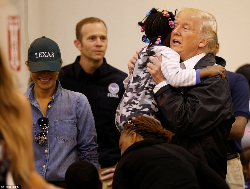 Quay lại Texas, &ocirc;ng Donald Trump ch&uacute;c nạn nh&acirc;n b&atilde;o thời gian tốt l&agrave;nh - Ảnh 4.
