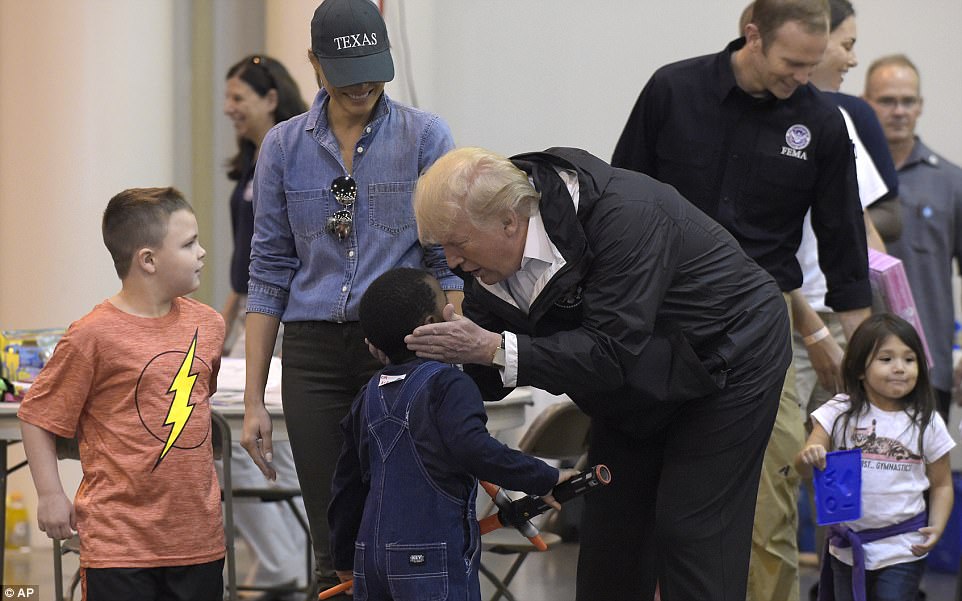 Quay lại Texas, &ocirc;ng Donald Trump ch&uacute;c nạn nh&acirc;n b&atilde;o thời gian tốt l&agrave;nh - Ảnh 5.