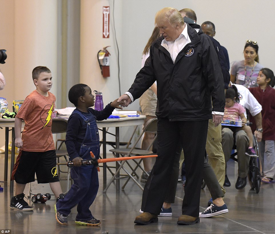 Quay lại Texas, &ocirc;ng Donald Trump ch&uacute;c nạn nh&acirc;n b&atilde;o thời gian tốt l&agrave;nh - Ảnh 6.