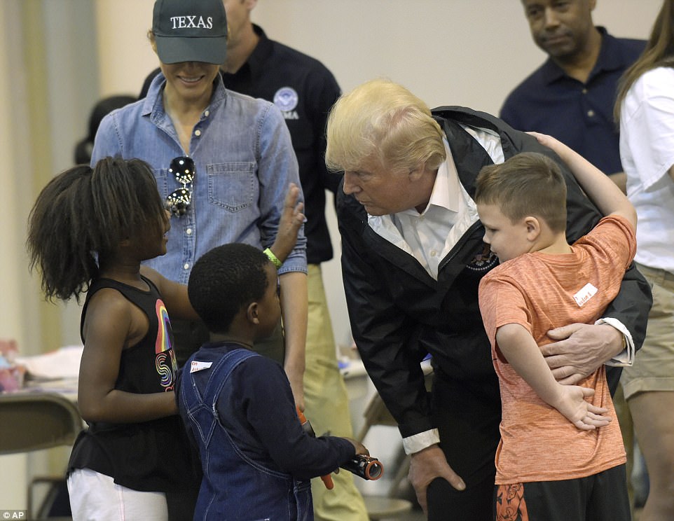 Quay lại Texas, &ocirc;ng Donald Trump ch&uacute;c nạn nh&acirc;n b&atilde;o thời gian tốt l&agrave;nh - Ảnh 7.