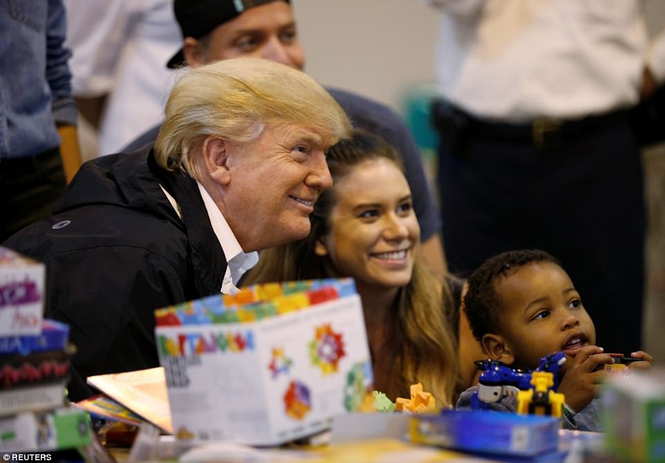 Quay lại Texas, &ocirc;ng Donald Trump ch&uacute;c nạn nh&acirc;n b&atilde;o thời gian tốt l&agrave;nh - Ảnh 11.