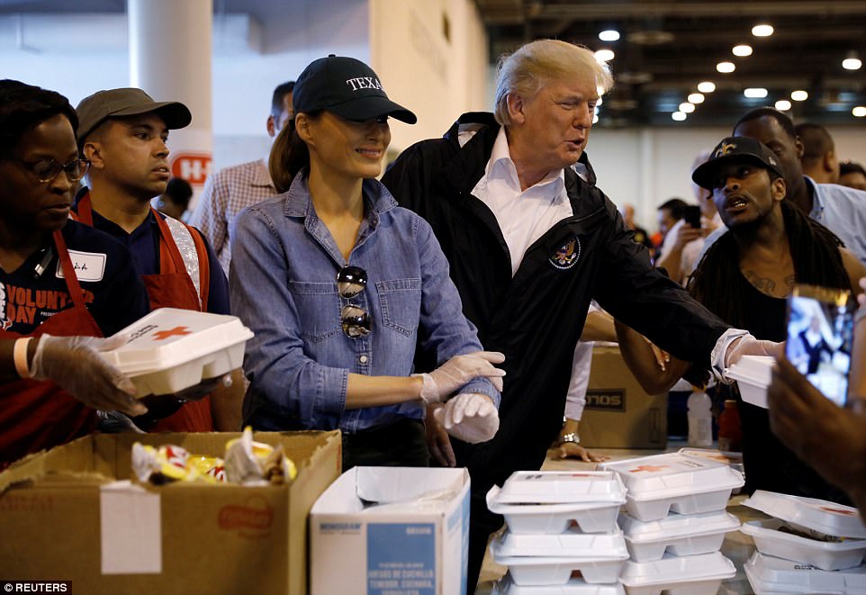 Quay lại Texas, &ocirc;ng Donald Trump ch&uacute;c nạn nh&acirc;n b&atilde;o thời gian tốt l&agrave;nh - Ảnh 9.