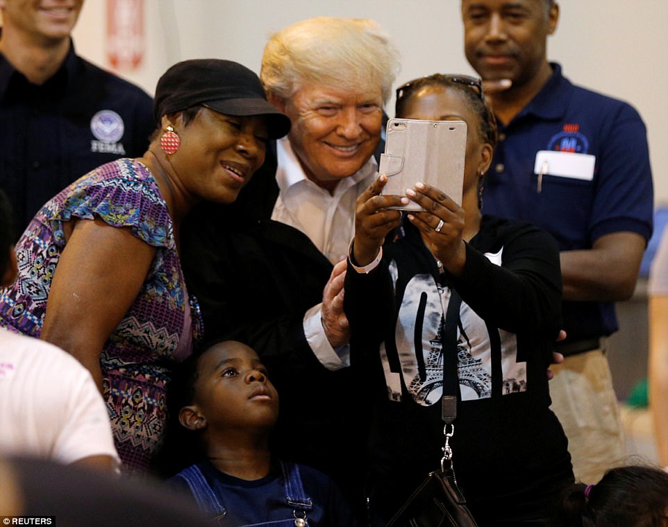 Quay lại Texas, &ocirc;ng Donald Trump ch&uacute;c nạn nh&acirc;n b&atilde;o thời gian tốt l&agrave;nh - Ảnh 2.