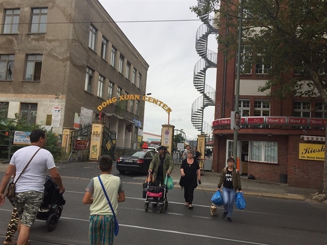 Kh&aacute;m ph&aacute; khu chợ Việt giữa l&ograve;ng Berlin - Ảnh 1.