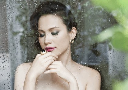 Nhan sắc "đẹp lạ" của Hoa hậu có nụ cười quyến rũ nhất Việt Nam