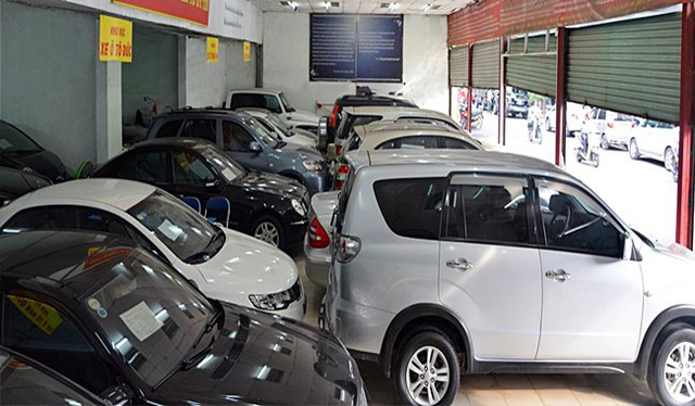 Đại gia ô tô đóng showroom, đi bán nước ngọt, quần áo - Ảnh 1.