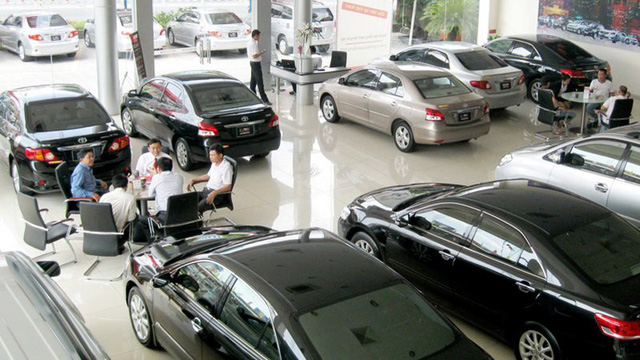 Đại gia ô tô đóng showroom, đi bán nước ngọt, quần áo