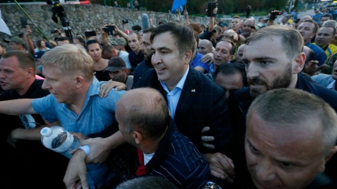 Cựu tổng thống Georgia xông vào Ukraine đòi quốc tịch