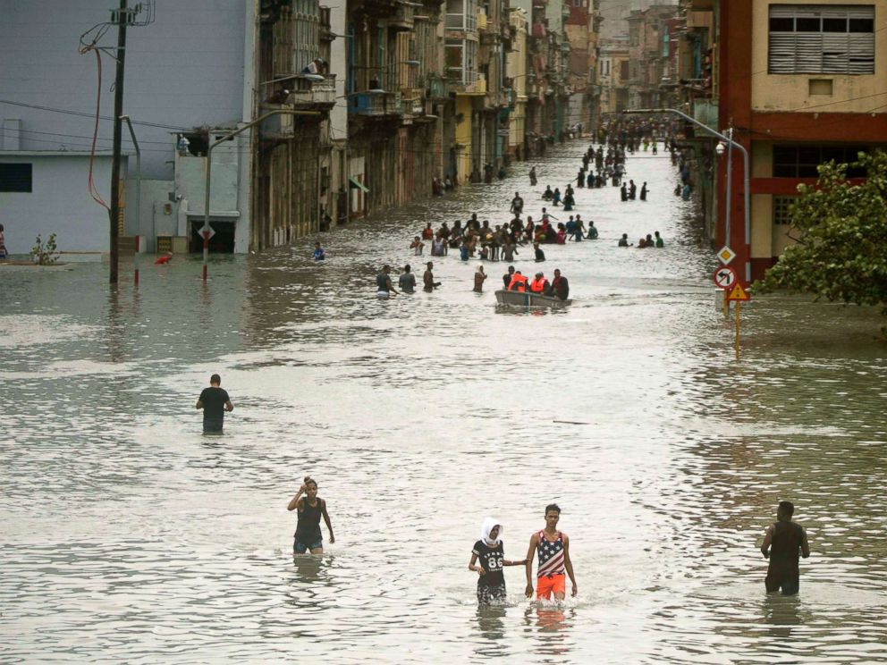 Bão Irma đã đến Mỹ, sóng cao 6 m vẫn ập vào Cuba
