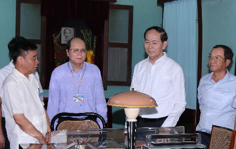 Chủ tịch nước dâng hương tưởng niệm Chủ tịch Hồ Chí Minh