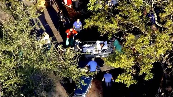 Nạn nhân tại cơ sở Hollywood Hills được đưa đi cấp cứu. Ảnh: NBC News