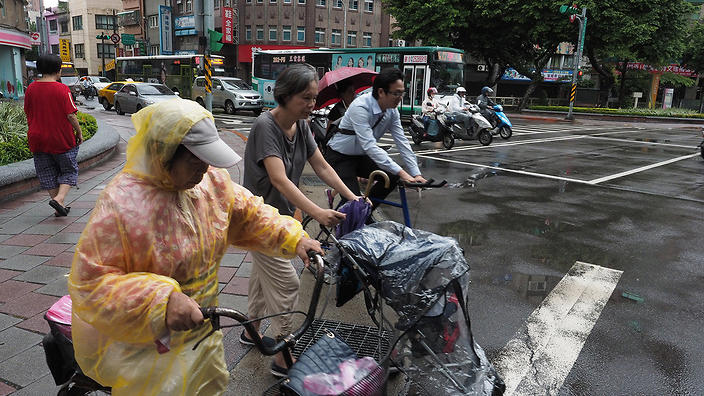 "Né" Trung Quốc, bão Talim gây mưa lớn nhất 50 năm ở Nhật Bản