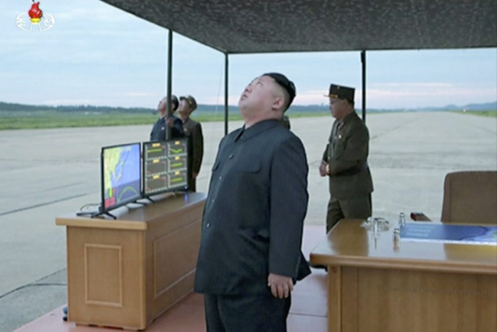 Ông Kim Jong-un ngước lên bầu trời theo dõi thử tên lửa, hình ảnh được cho là được ghi nhận trong vụ thử hồi tháng 8. Ảnh: cắt từ video của AP