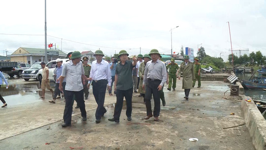 Bão số 10: Cuồng phong quét qua, nhà tốc mái, cây đổ la liệt - Ảnh 1.