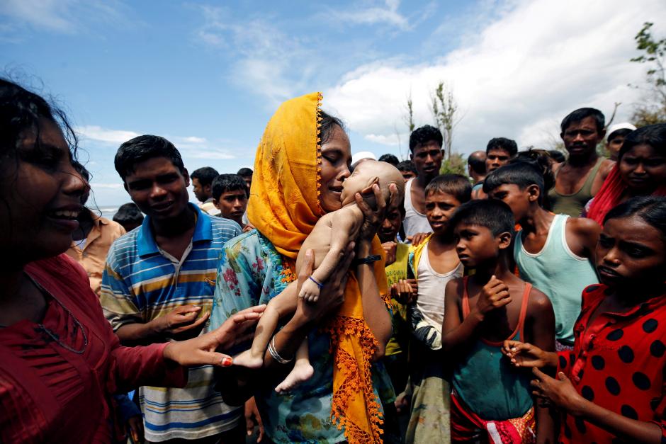 H&igrave;nh ảnh chạm v&agrave;o tim trong cuộc khủng hoảng Rohingya - Ảnh 1.