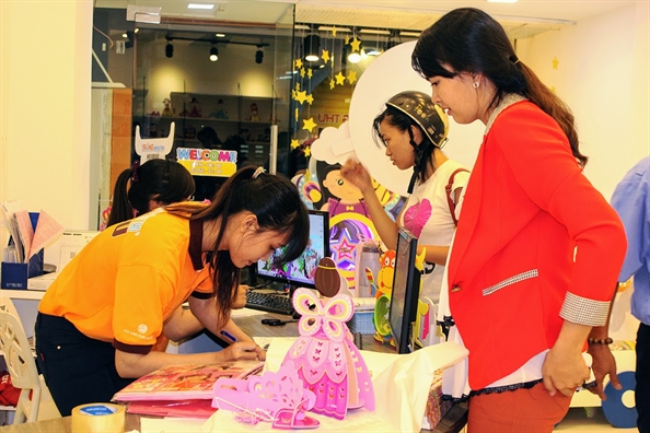 Tẩy chay hàng Tàu, phụ huynh mua lồng đèn tư duy cho con - Ảnh 1.