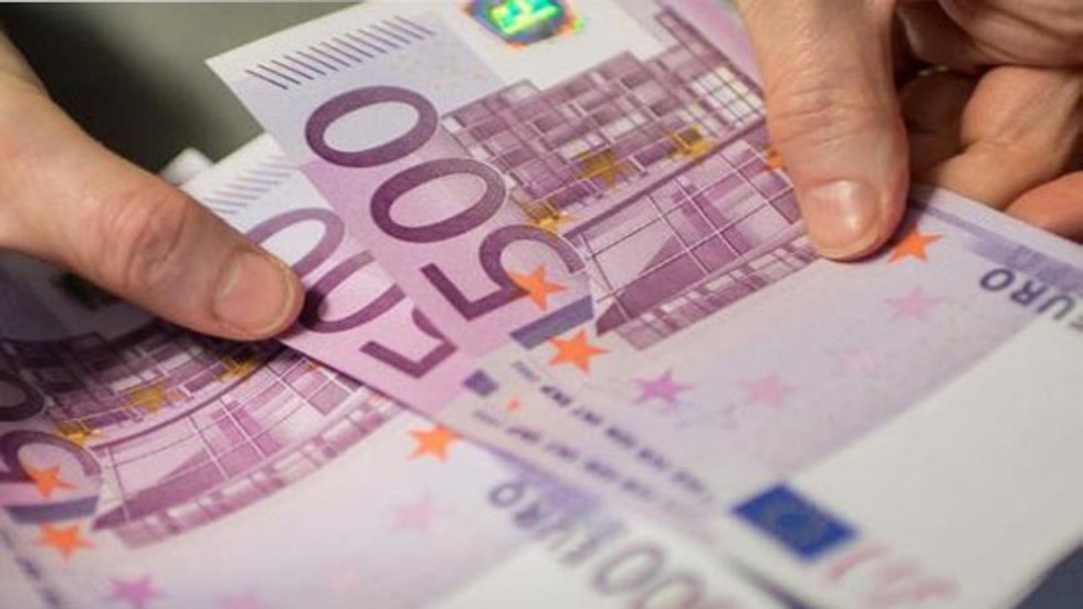 Người phụ nữ bí ẩn xả hàng chục ngàn euro xuống bồn cầu