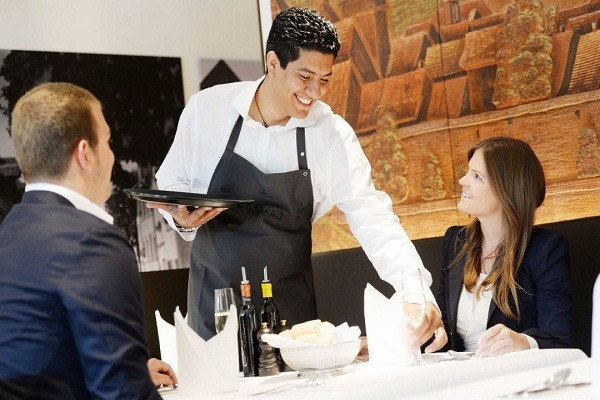 Cách đưa tiền tip ở nhà hàng, khách sạn cho người sành điệu - Ảnh 1.
