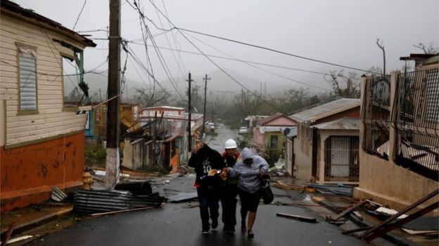 
Nhiều ng&ocirc;i nh&agrave; bị tốc m&aacute;i. Ảnh: Reuters
