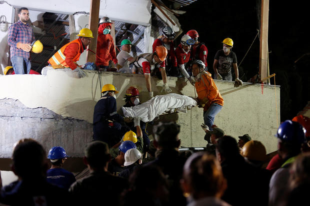 
Thi thể một nạn nh&acirc;n được t&igrave;m thấy. Ảnh: REUTERS
