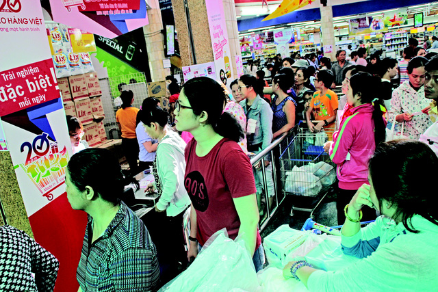 B&oacute;p chặt t&uacute;i tiền chờ khuyến m&atilde;i - Ảnh 1.