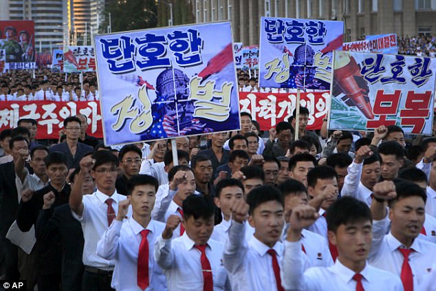Biển người tuần h&agrave;nh cổ vũ &ocirc;ng Kim Jong-un đ&aacute;nh Mỹ - Ảnh 2.