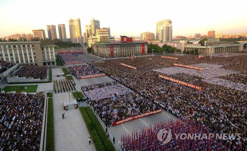 Biển người tuần h&agrave;nh cổ vũ &ocirc;ng Kim Jong-un đ&aacute;nh Mỹ - Ảnh 3.