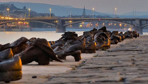 Hơn 60 đôi giày bên dòng Danube và câu chuyện ám ảnh phía sau