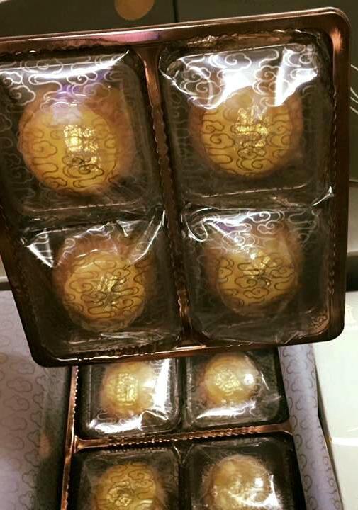 B&aacute;nh trung thu d&aacute;t v&agrave;ng 24K: B&aacute;n cả ngh&igrave;n chiếc - Ảnh 2.