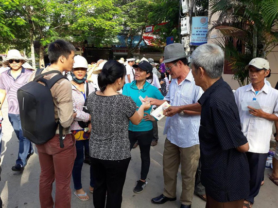 Kh&aacute;n giả, bảo vệ la h&eacute;t, bỏ chạy trong hội chọi tr&acirc;u Đồ Sơn - Ảnh 5.
