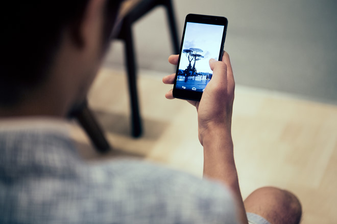 Lạm dụng smartphone, người d&ugrave;ng c&oacute; nguy cơ nhiễm bệnh da liễu - Ảnh 1.