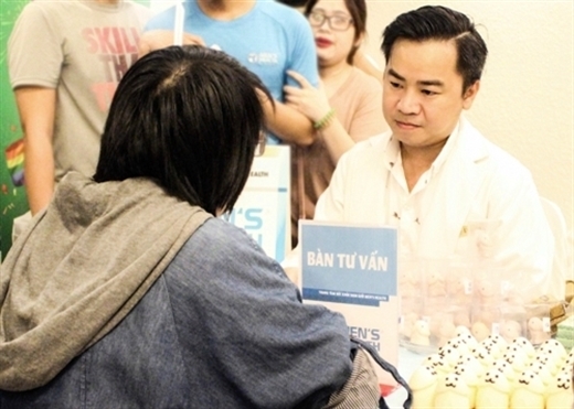 Bi hài vợ tìm cách chữa "bệnh đồng tính" cho chồng